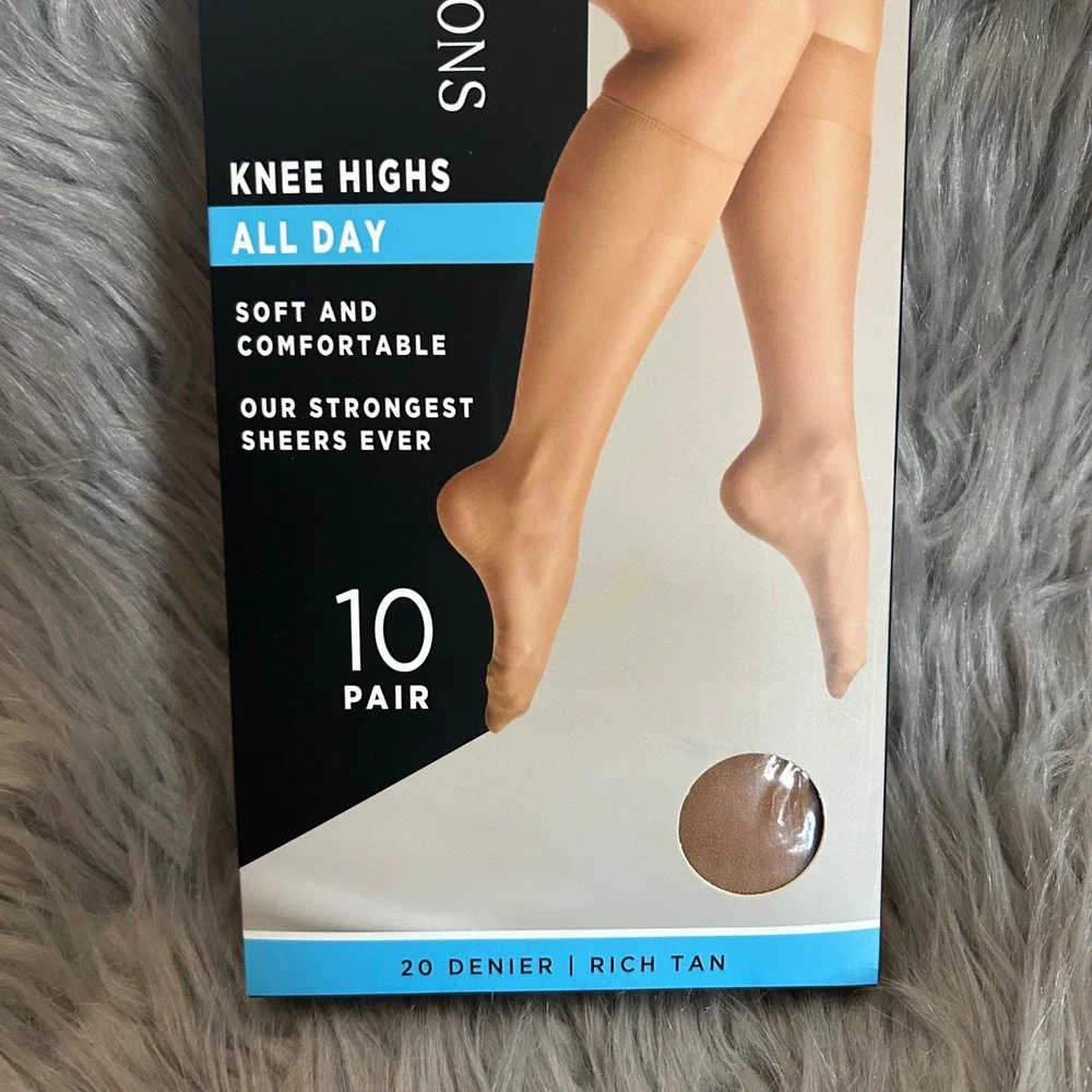 Silk‎ Impressions Sheer Knee Highs Women's Size O/S Rich Tan 20 Denier Socks